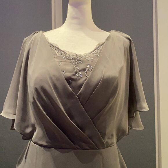 Women’s Gray Chiffon Bat Wing Sleeve Formal Party orBridesmaid Dress NWOT Medium - Picture 2 of 8